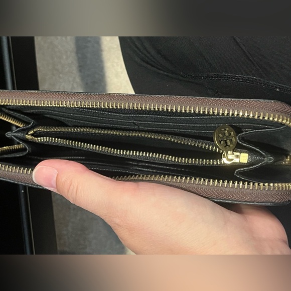 EUC Tory Burch black with tan stripe zip around wallet vintage from Saks - Picture 6 of 9